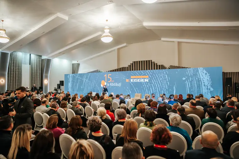 Conferință cu sute de participanți în sala Golden Forest