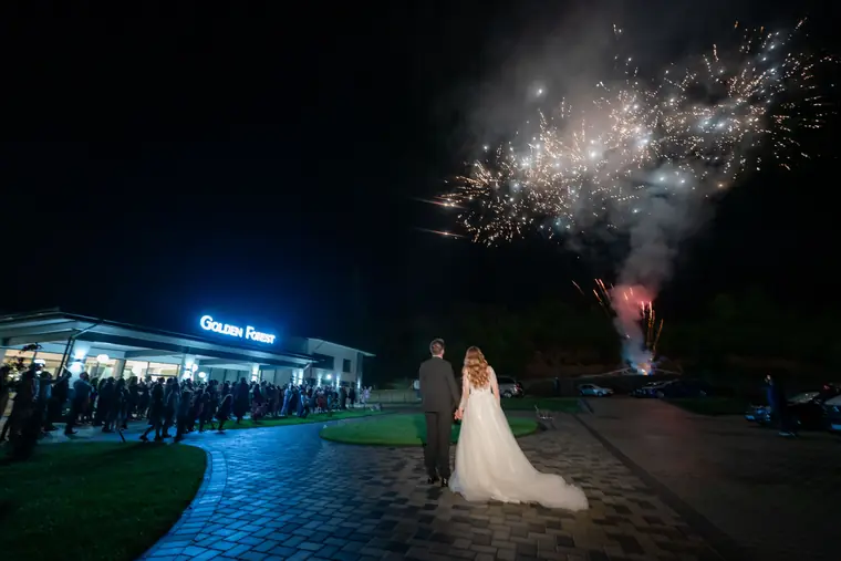 Miri privind focul de artificii în fața Golden Forest